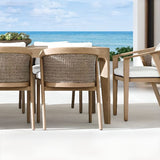 Moderner Outdoor-Esstisch mit Teakholzmaserung