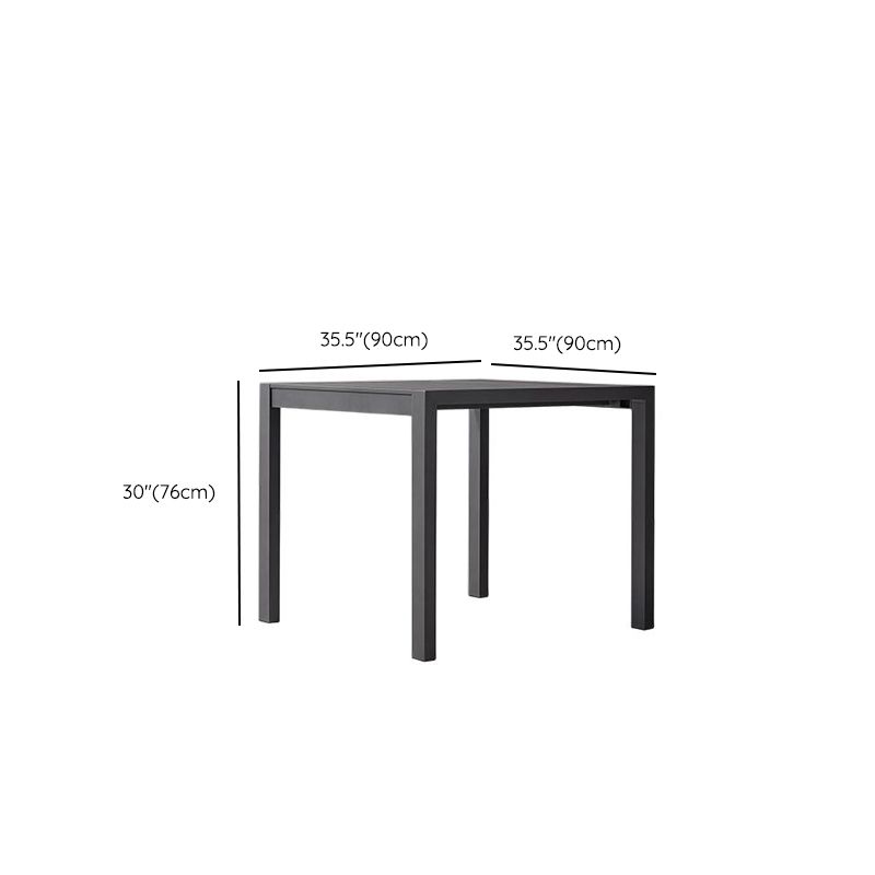 Moderner Outdoor-Esstisch mit schwarzer Metallplatte