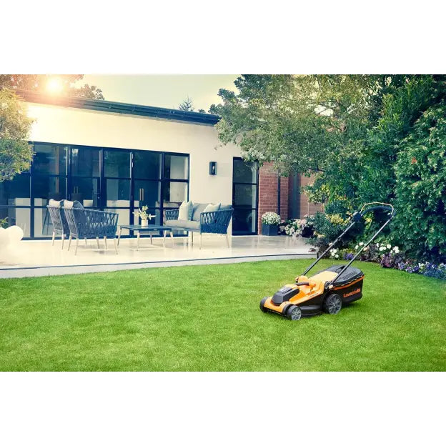 LawnMaster CLMF2437G Akku-Rasenmäher 24 V Max, 2 x 4,0 Ah Akkus, 37 cm, 300 m²