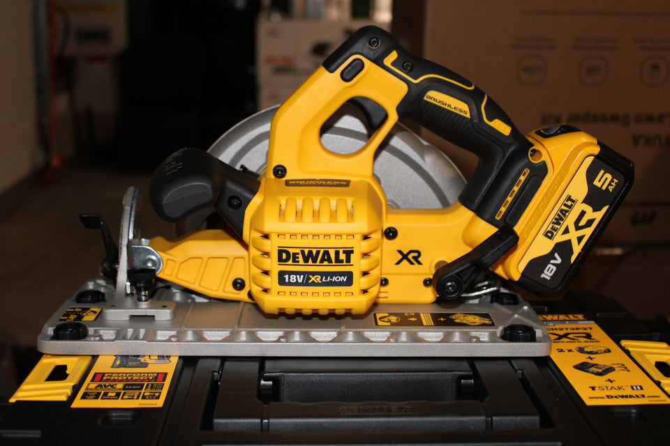 DeWalt 18V Akku-Handkreissäge mit 2x 5Ah Akku und Schnellladegerät