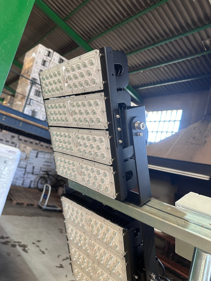 Lichtmast LT1600-LED KOMPAK für bis zu 7.500 m² | mobiler Lampenmast