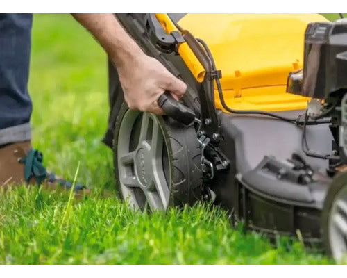 Benzin-Rasenmäher STIGA Combi 48 SE, Schnittbreite 46cm mit Radantrieb, Mulchkit, einem zusätzlicher Starter-Akku und Ersatzmesser