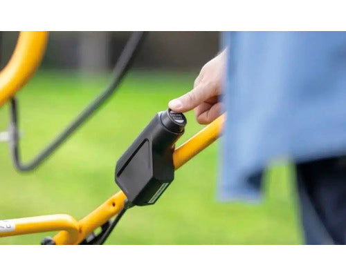 Benzin-Rasenmäher STIGA Combi 48 SE, Schnittbreite 46cm mit Radantrieb, Mulchkit, einem zusätzlicher Starter-Akku und Ersatzmesser