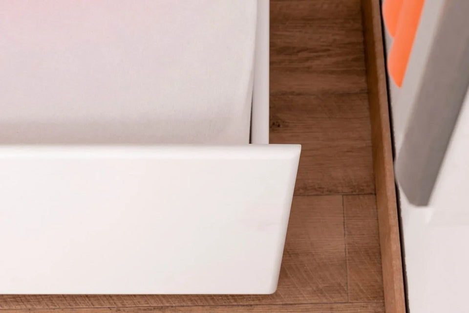 Stockbett für Erwachsene "Easy Premium Line" K18/h inkl. Liegeplatz und 2 Abdeckblenden, Kopfteil mit Löchern, Buche Vollholz massiv Weiß - Liegefläche: 90 x 200 cm, teilbar