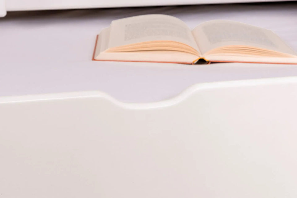 Stockbett für Erwachsene "Easy Premium Line" K18/h inkl. Liegeplatz und 2 Abdeckblenden, Kopfteil mit Löchern, Buche Vollholz massiv Weiß - Liegefläche: 90 x 200 cm, teilbar