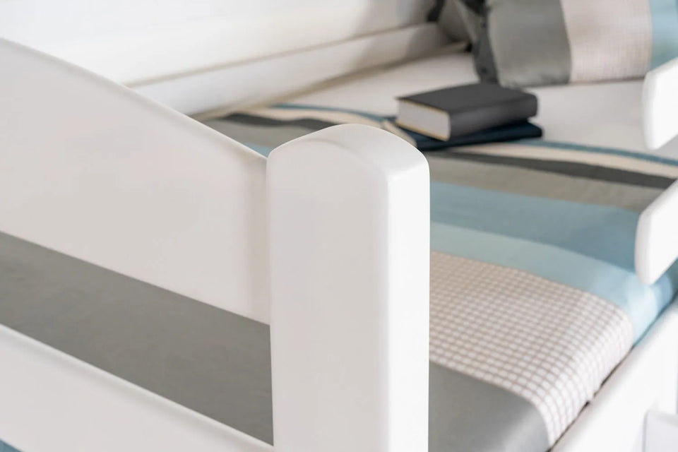 Stockbett für Erwachsene "Easy Premium Line" K18/h inkl. Liegeplatz und 2 Abdeckblenden, Kopfteil mit Löchern, Buche Vollholz massiv Weiß - Liegefläche: 90 x 200 cm, teilbar