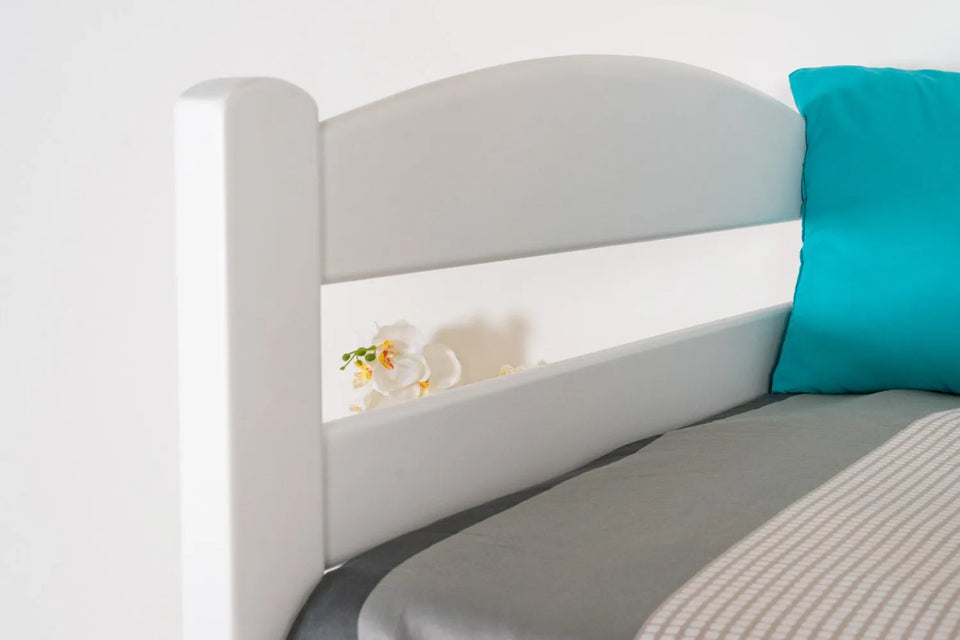 Stockbett für Erwachsene "Easy Premium Line" K18/h inkl. Liegeplatz und 2 Abdeckblenden, Kopfteil mit Löchern, Buche Vollholz massiv Weiß - Liegefläche: 90 x 200 cm, teilbar