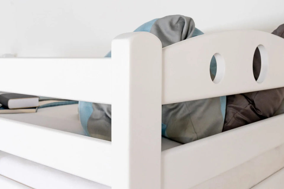 Stockbett für Erwachsene "Easy Premium Line" K18/h inkl. Liegeplatz und 2 Abdeckblenden, Kopfteil mit Löchern, Buche Vollholz massiv Weiß - Liegefläche: 90 x 200 cm, teilbar