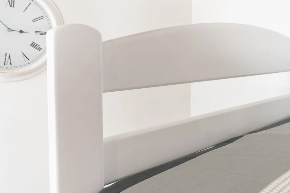 Stockbett für Erwachsene "Easy Premium Line" K18/h inkl. Liegeplatz und 2 Abdeckblenden, Kopfteil mit Löchern, Buche Vollholz massiv Weiß - Liegefläche: 90 x 200 cm, teilbar