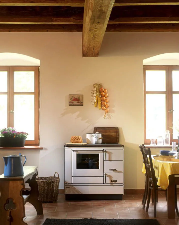 Festbrennstoff - Herd Typ 9100 mit Stahlplatte gussgrau und Backrohr - Ausführung: Weiß links mit verchromten Griffen