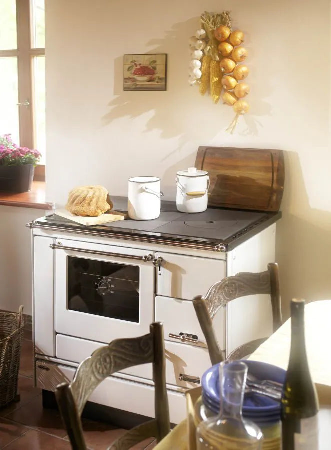 Festbrennstoff - Herd Typ 9100 mit Stahlplatte gussgrau und Backrohr - Ausführung: Weiß links mit verchromten Griffen