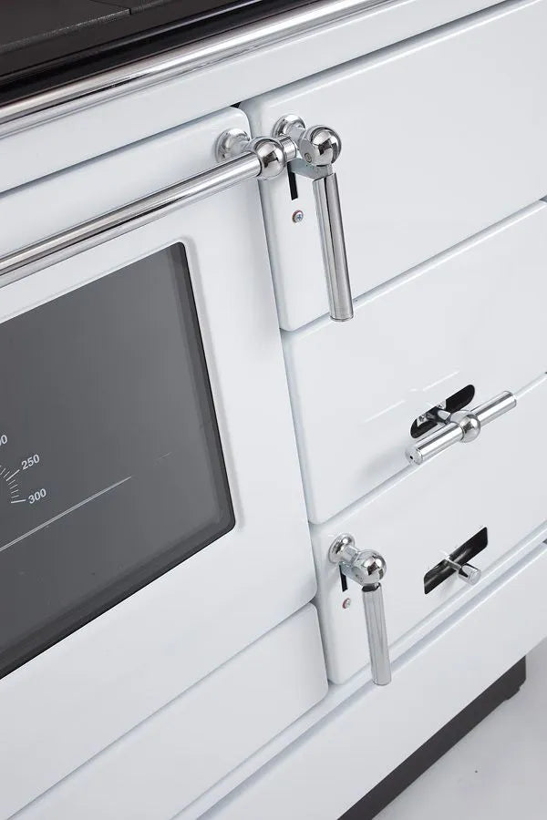 Festbrennstoff - Herd Typ 9100 mit Stahlplatte gussgrau und Backrohr - Ausführung: Weiß links mit verchromten Griffen