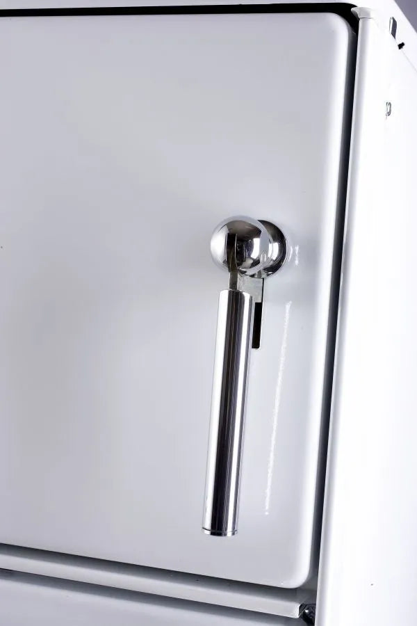 Festbrennstoff - Herd Typ 9100 mit Stahlplatte gussgrau und Backrohr - Ausführung: Weiß links mit verchromten Griffen