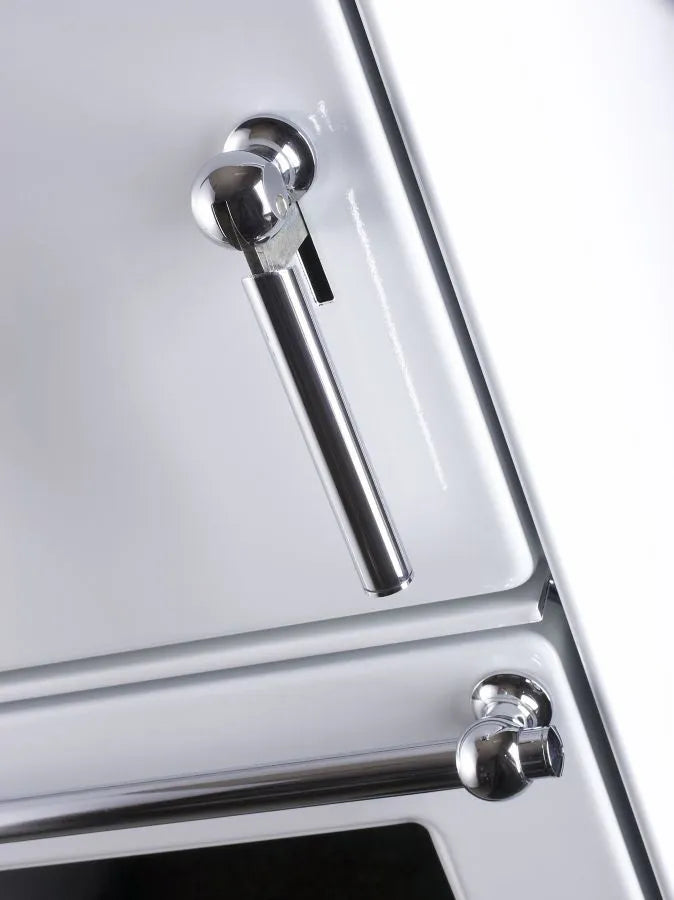 Festbrennstoff - Herd Typ 9100 mit Stahlplatte gussgrau und Backrohr - Ausführung: Weiß links mit verchromten Griffen